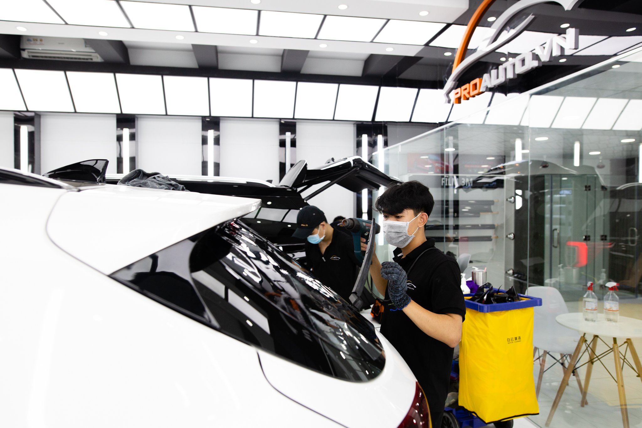 Thi công dán phim cách nhiệt chuyên nghiệp tại Proauto.vn