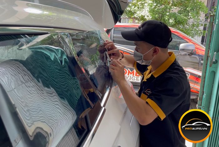 Dán phim cách nhiệt xe ô tô tại nhà