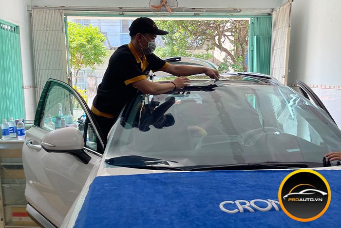 Dán phim cách nhiệt xe ô tô tại nhà