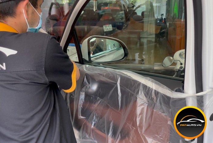 Dán phim cách nhiệt xe ô tô tại nhà