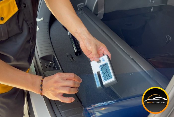 Dán phim cách nhiệt xe ô tô tại nhà