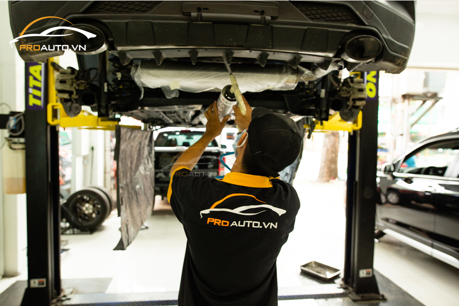 Thi công xịt phủ gầm xe ô tô