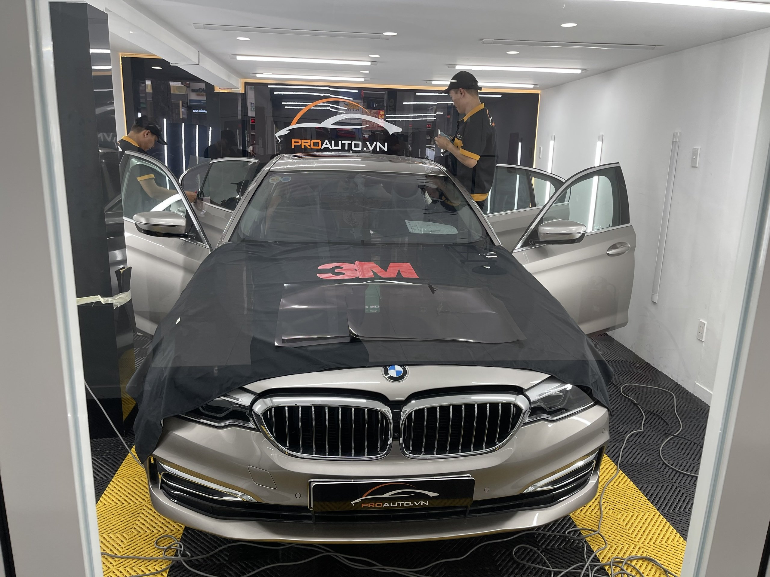 Dán phim cách nhiệt ô tô