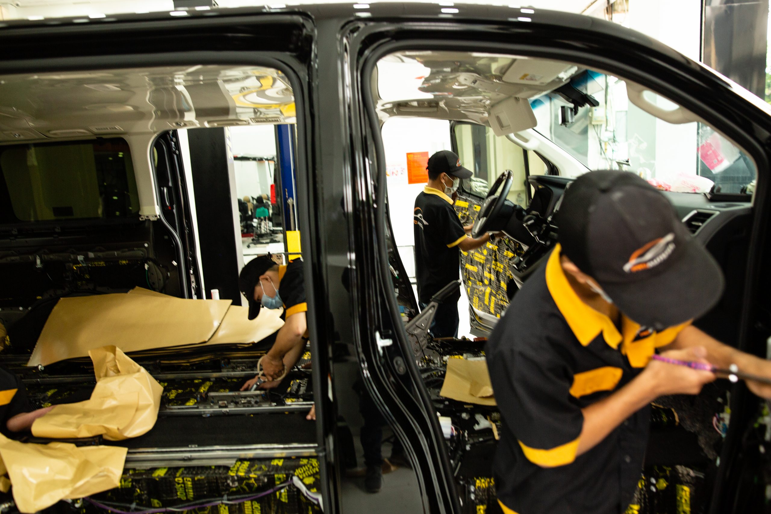 Cách âm xe Toyota Granvia