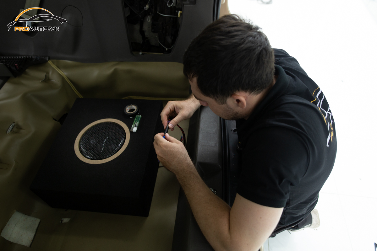Kỹ thuật viên thi công độ âm thanh tại Proauto.vn