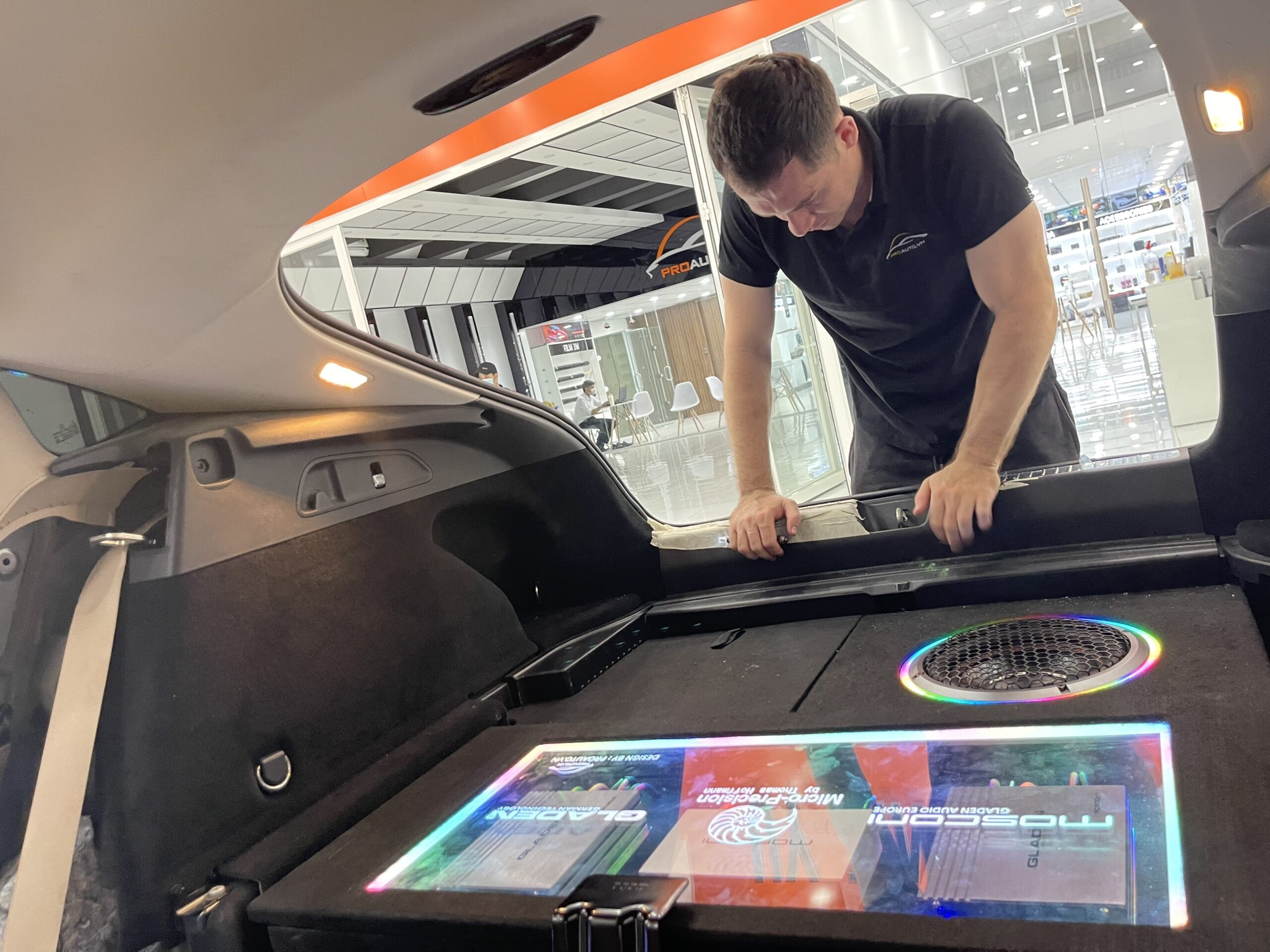 Chuyên gia âm thanh trực tiếp lắp đặt tại Proauto.vn