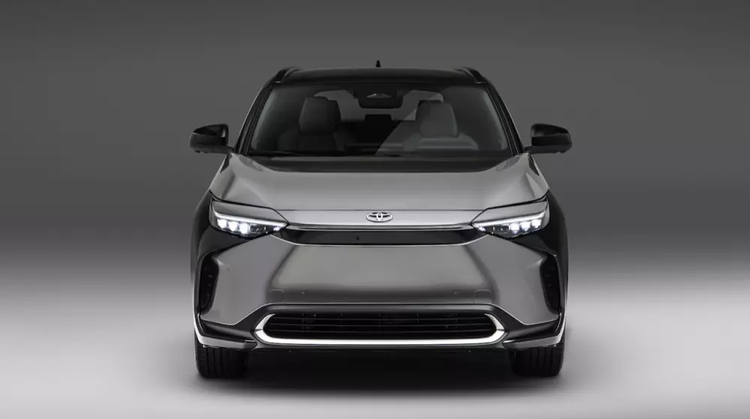 Toyota sẽ tung bZ4x vào Thái Lan ngay cuối năm nay, Việt Nam háo hức chờ tin Noriaki Yamashita – Chủ tịch Toyota Motor Thái Lan đã tiết lộ với phương tiện truyền thông rằng, mẫu crossover chạy điện mới nhất - bZ4X sẽ được tung ra tại Thái Lan vào cuối năm nay. Đây được cho là một bước đi quan trọng của Toyota nhằm thúc đẩy hoạt động sản xuất phụ kiện xe điện tại Thái Lan và tiếp tục duy trì mục tiêu là biến Thái Lan trở thành cơ sở sản xuất chính để lắp ráp các mẫu xe điện trong tương lai. Theo kế hoạch, bZ4X sẽ có mặt tại Thái Lan vào cuối năm 2022 và với hai phiên bản được cung cấp bao gồm: mô hình cơ sở dẫn động cầu trước với một động cơ điện gắn trên trục trước cho công suất 201 mã lực và mô men xoắn 265Nm; mô hình phiên bản dẫn động bốn bánh sử dụng hai động cơ điện một cho trục trước và một trục sau khác tạo ra công suất 215 mã lực và mô-men xoắn 336 Nm. Cả hai mẫu xe đều sử dụng pin lithium 71,4 kWh và được làm mát bằng dung dịch. Khi được sạc đầy, phạm vi hoạt động là hơn 450 km. Toyota tuyên bố rằng pin sẽ không bị mất quá 10% hiệu suất trong 10 năm hoặc 240.000 km. Pin của bZ4X được trang bị đầy đủ các tính năng an toàn như kiểm tra điện áp, nguồn cấp và nhiệt độ ở mỗi cấp tế bào giúp pin sử dụng được lâu bền. Nếu hệ thống phát hiện sự tích tụ nhiệt bất thường thì hệ thống làm mát được tự động kích hoạt. Khi được tung ra thị trường, Toyota bZ4X Electric Crossover sẽ trở thành mẫu xe điện đầu tiên của Toyota được trang bị hệ thống lái điện mang lại cảm giác lái tốt hơn và giảm độ rung cho vô lăng. Hệ thống này có tên “One Motion Grip”, tuy nhiên hệ thống này sẽ chỉ có sẵn ở một số thị trường nhất định và nhiều khả năng chỉ ưu tiên cho các thị trường khó tính như Mỹ hoặc EU… bZ4X cũng được trang bị hệ thống Toyota Safety Sense thế hệ thứ 3 có các tính năng mới và cải tiến như phạm vi phát hiện mở rộng. giúp ngăn ngừa một loạt các rủi ro của các tai nạn thông thường. Hệ thống đa phương tiện mới với bản cập nhật phần mềm trực tuyến hoặc 'over-the-air' (OTA) cũng có sẵn. Đại diện Toyota Thái Lan sẽ tiết lộ thông tin chi tiết và giá cả vào thời điểm gần ngày ra mắt thị trường. Việc bàn giao xe sẽ được thực hiện trước tại Mỹ, Châu Âu, Nhật Bản và Trung Quốc từ giữa năm 2022. Đối với Thái Lan, bz4X dự kiến sẽ ra mắt tại Triển lãm Ô tô vào đầu tháng 12 năm 2022 hoặc có thể sớm hơn. Thị trường ô tô các nước Đông Nam Á có tiềm năng khác như Malaysia, Indonesia, Việt Nam dự kiến cũng sẽ nhận được sự quan tâm nếu được lắp ráp tại Thái Lan.