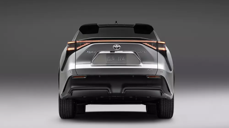 Toyota sẽ tung bZ4x vào Thái Lan ngay cuối năm nay, Việt Nam háo hức chờ tin Noriaki Yamashita – Chủ tịch Toyota Motor Thái Lan đã tiết lộ với phương tiện truyền thông rằng, mẫu crossover chạy điện mới nhất - bZ4X sẽ được tung ra tại Thái Lan vào cuối năm nay. Đây được cho là một bước đi quan trọng của Toyota nhằm thúc đẩy hoạt động sản xuất phụ kiện xe điện tại Thái Lan và tiếp tục duy trì mục tiêu là biến Thái Lan trở thành cơ sở sản xuất chính để lắp ráp các mẫu xe điện trong tương lai. Theo kế hoạch, bZ4X sẽ có mặt tại Thái Lan vào cuối năm 2022 và với hai phiên bản được cung cấp bao gồm: mô hình cơ sở dẫn động cầu trước với một động cơ điện gắn trên trục trước cho công suất 201 mã lực và mô men xoắn 265Nm; mô hình phiên bản dẫn động bốn bánh sử dụng hai động cơ điện một cho trục trước và một trục sau khác tạo ra công suất 215 mã lực và mô-men xoắn 336 Nm. Cả hai mẫu xe đều sử dụng pin lithium 71,4 kWh và được làm mát bằng dung dịch. Khi được sạc đầy, phạm vi hoạt động là hơn 450 km. Toyota tuyên bố rằng pin sẽ không bị mất quá 10% hiệu suất trong 10 năm hoặc 240.000 km. Pin của bZ4X được trang bị đầy đủ các tính năng an toàn như kiểm tra điện áp, nguồn cấp và nhiệt độ ở mỗi cấp tế bào giúp pin sử dụng được lâu bền. Nếu hệ thống phát hiện sự tích tụ nhiệt bất thường thì hệ thống làm mát được tự động kích hoạt. Khi được tung ra thị trường, Toyota bZ4X Electric Crossover sẽ trở thành mẫu xe điện đầu tiên của Toyota được trang bị hệ thống lái điện mang lại cảm giác lái tốt hơn và giảm độ rung cho vô lăng. Hệ thống này có tên “One Motion Grip”, tuy nhiên hệ thống này sẽ chỉ có sẵn ở một số thị trường nhất định và nhiều khả năng chỉ ưu tiên cho các thị trường khó tính như Mỹ hoặc EU… bZ4X cũng được trang bị hệ thống Toyota Safety Sense thế hệ thứ 3 có các tính năng mới và cải tiến như phạm vi phát hiện mở rộng. giúp ngăn ngừa một loạt các rủi ro của các tai nạn thông thường. Hệ thống đa phương tiện mới với bản cập nhật phần mềm trực tuyến hoặc 'over-the-air' (OTA) cũng có sẵn. Đại diện Toyota Thái Lan sẽ tiết lộ thông tin chi tiết và giá cả vào thời điểm gần ngày ra mắt thị trường. Việc bàn giao xe sẽ được thực hiện trước tại Mỹ, Châu Âu, Nhật Bản và Trung Quốc từ giữa năm 2022. Đối với Thái Lan, bz4X dự kiến sẽ ra mắt tại Triển lãm Ô tô vào đầu tháng 12 năm 2022 hoặc có thể sớm hơn. Thị trường ô tô các nước Đông Nam Á có tiềm năng khác như Malaysia, Indonesia, Việt Nam dự kiến cũng sẽ nhận được sự quan tâm nếu được lắp ráp tại Thái Lan.