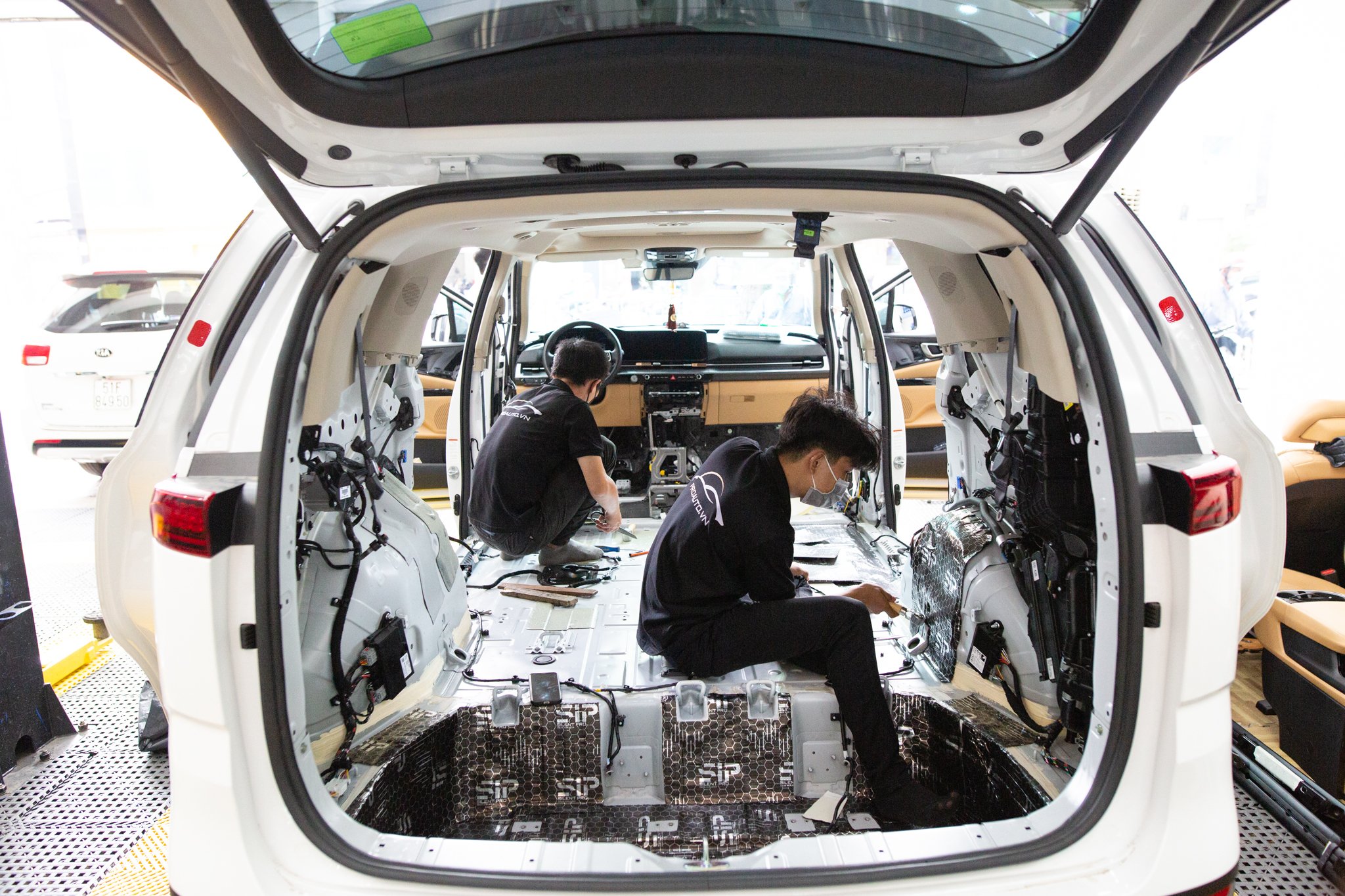 Thi công dán cách Âm Chống Ồn Xe Ô Tô Tại Nghệ An