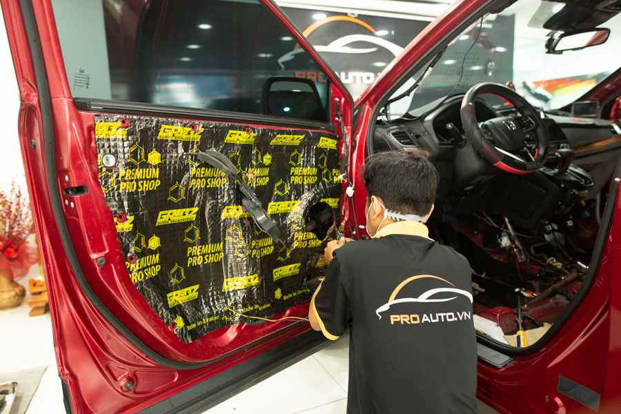 Thi công dán cách Âm Chống Ồn Xe Ô Tô Tại Hà Nội