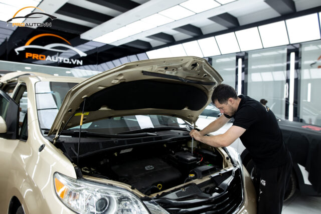 Kỹ thuật viên thi công độ âm thanh tại Proauto.vn