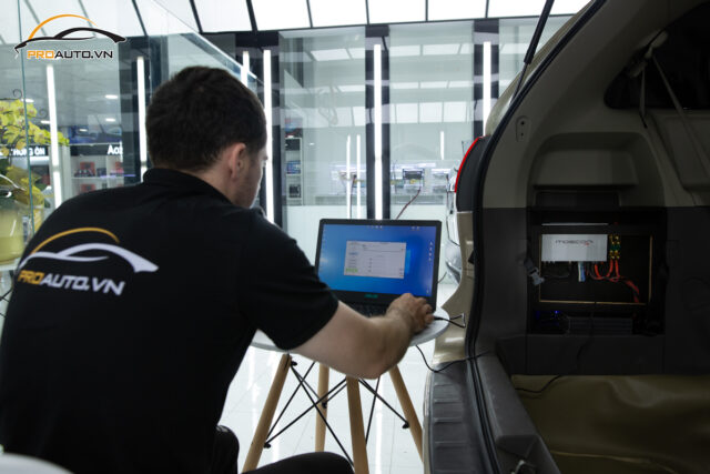 Kỹ thuật viên thi công độ âm thanh tại Proauto.vn