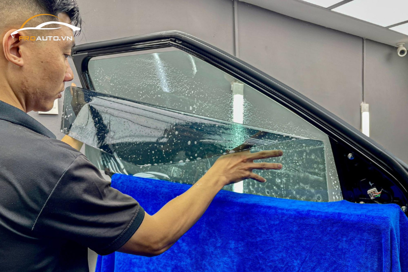 Chọn đơn vị thi công uy tín để dán phim cách nhiệt cho xe hơi