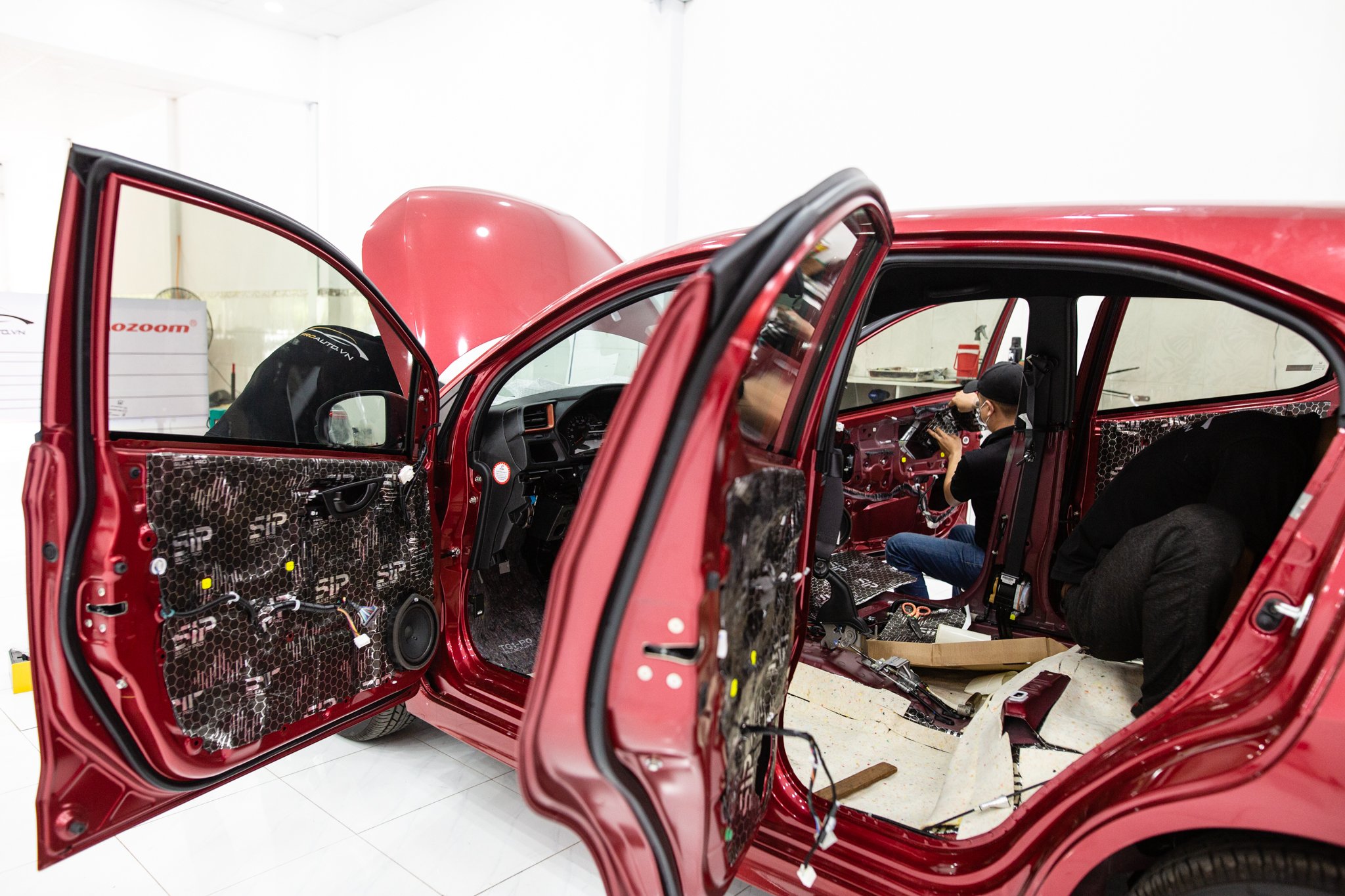 Thi công dán cách Âm Chống Ồn Xe Ô Tô Tại Hà Nội