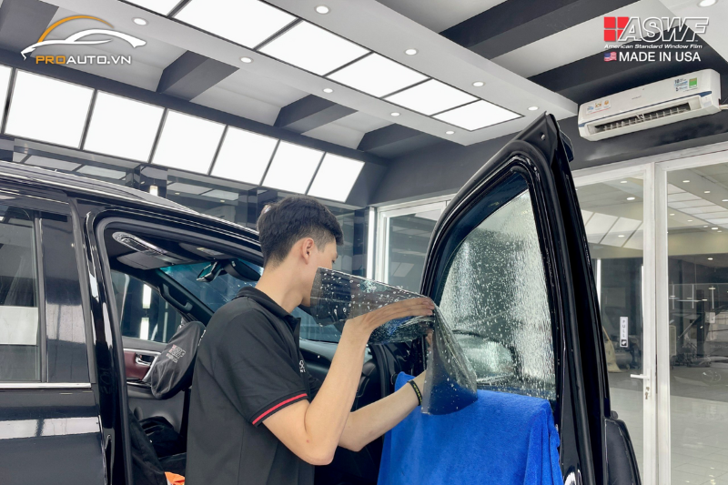 Quy trình dán phim cách nhiệt ô tô tại Nghệ An