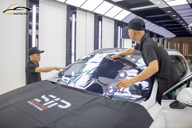 Thi công dán phim cách nhiệt ô tô TPHCM tại PROAUTO.VN uy tín