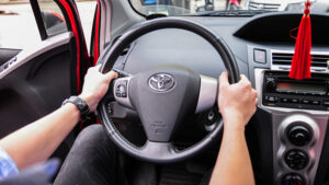 Những dấu hiệu vô lăng xe ô tô bị lệch tài xế nên cẩn trọng