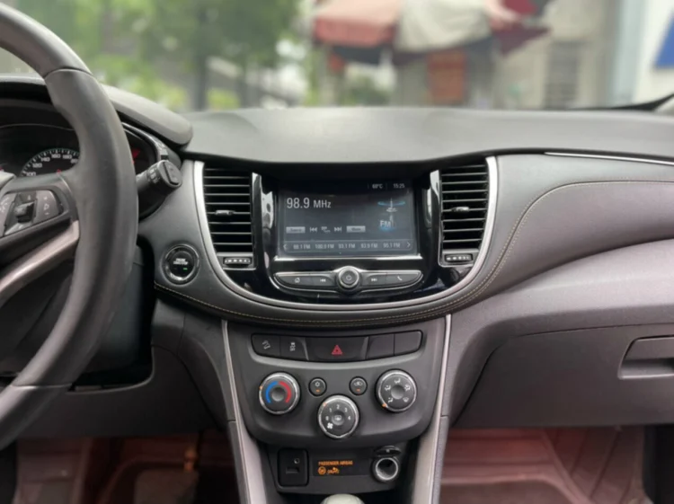 Bảng điều khiển trung tâm của xe