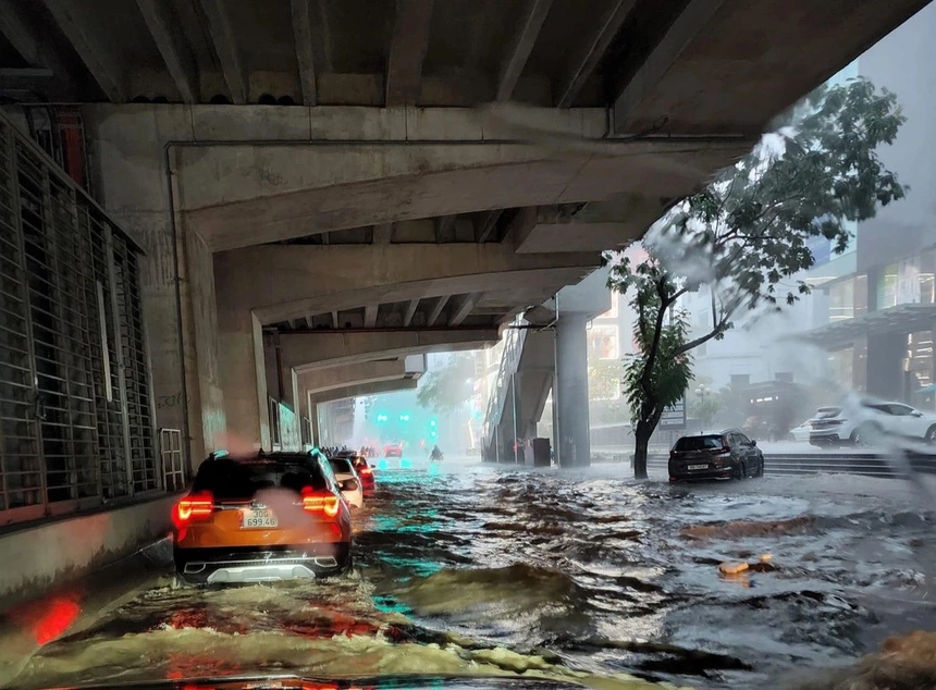 Các phương tiện chật vật di chuyển trên đường Xuân Thủy, quận Cầu Giấy. Ảnh: Nguyễn Kiên.