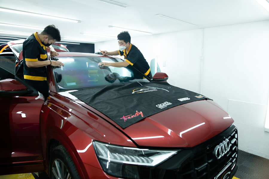 Dán phim cách nhiệt ô tô vị trí kính lái