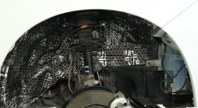 Dùng vật liệu cách âm, tiêu âm chuyên dụng để cách âm chống ù xe hơi