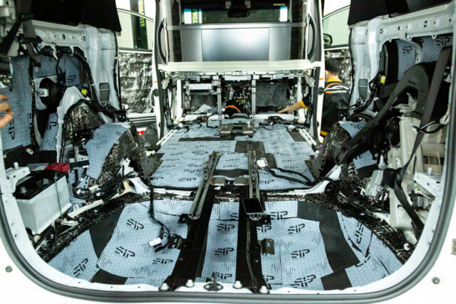 Cách âm chống ồn xe hơi tại vị trí sàn và khoang hành lý