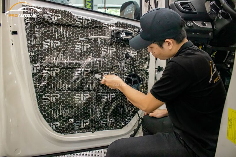 Thi công dán cách âm cho xe Kia Carnival với vật liệu SIP