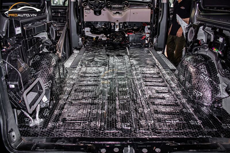 Thi công dán cách âm chống ồn toàn diện cho xe Kia Carnival
