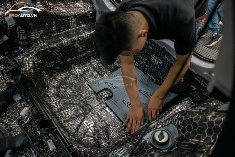 Thi công dán cách âm vị trí sàn cho xe Mazda CX-5