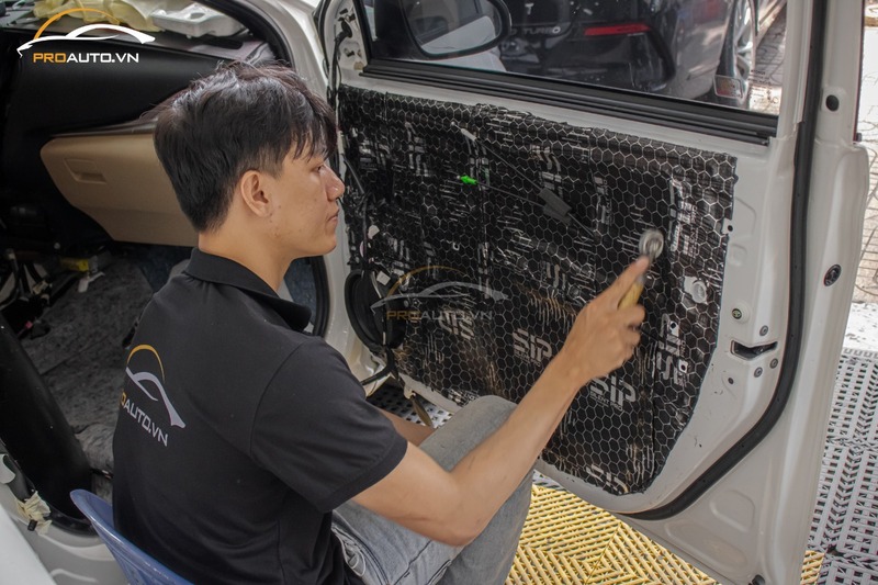 Những vị trí dán cách âm xe hơi