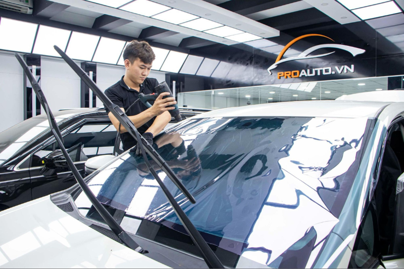 Chọn đơn vị thi công uy tín để dán phim cách nhiệt cho xe hơi