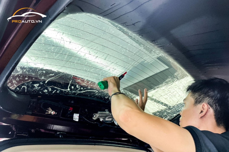 Chọn đơn vị thi công uy tín để dán phim cách nhiệt cho xe hơi