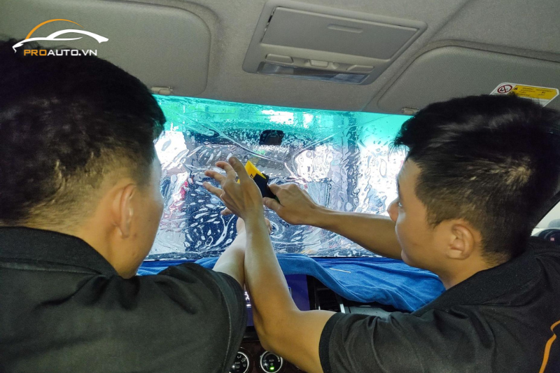 Chọn đơn vị thi công uy tín để dán phim cách nhiệt cho xe hơi