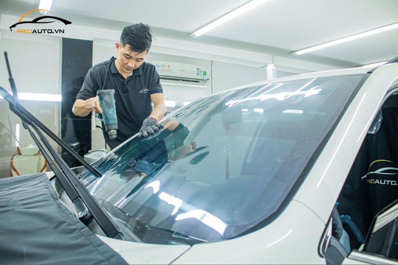 Chọn đơn vị thi công uy tín để dán phim cách nhiệt cho xe hơi