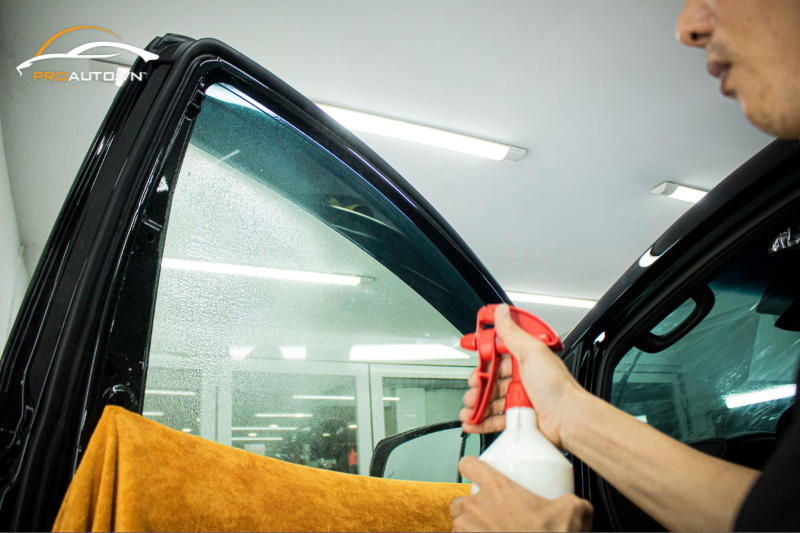 Chọn đơn vị thi công uy tín để dán phim cách nhiệt cho xe hơi