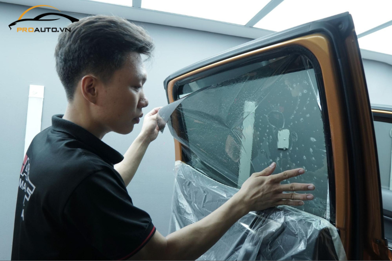 Chọn đơn vị thi công uy tín để dán phim cách nhiệt cho xe hơi