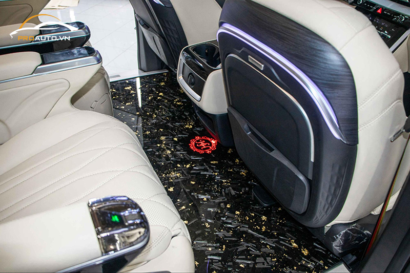 Độ sàn ô tô carbon cho xe Kia Carnival mạ nhũ vàng sang trọng