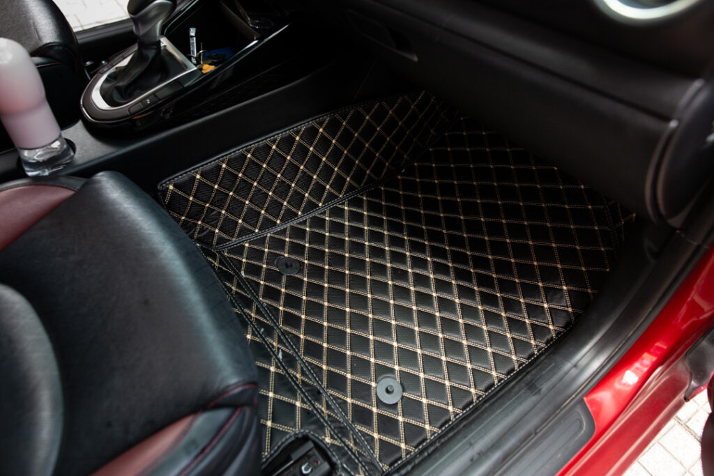 Bọc sàn da ô tô bằng cách tháo bỏ lớp nỉ nguyên bản