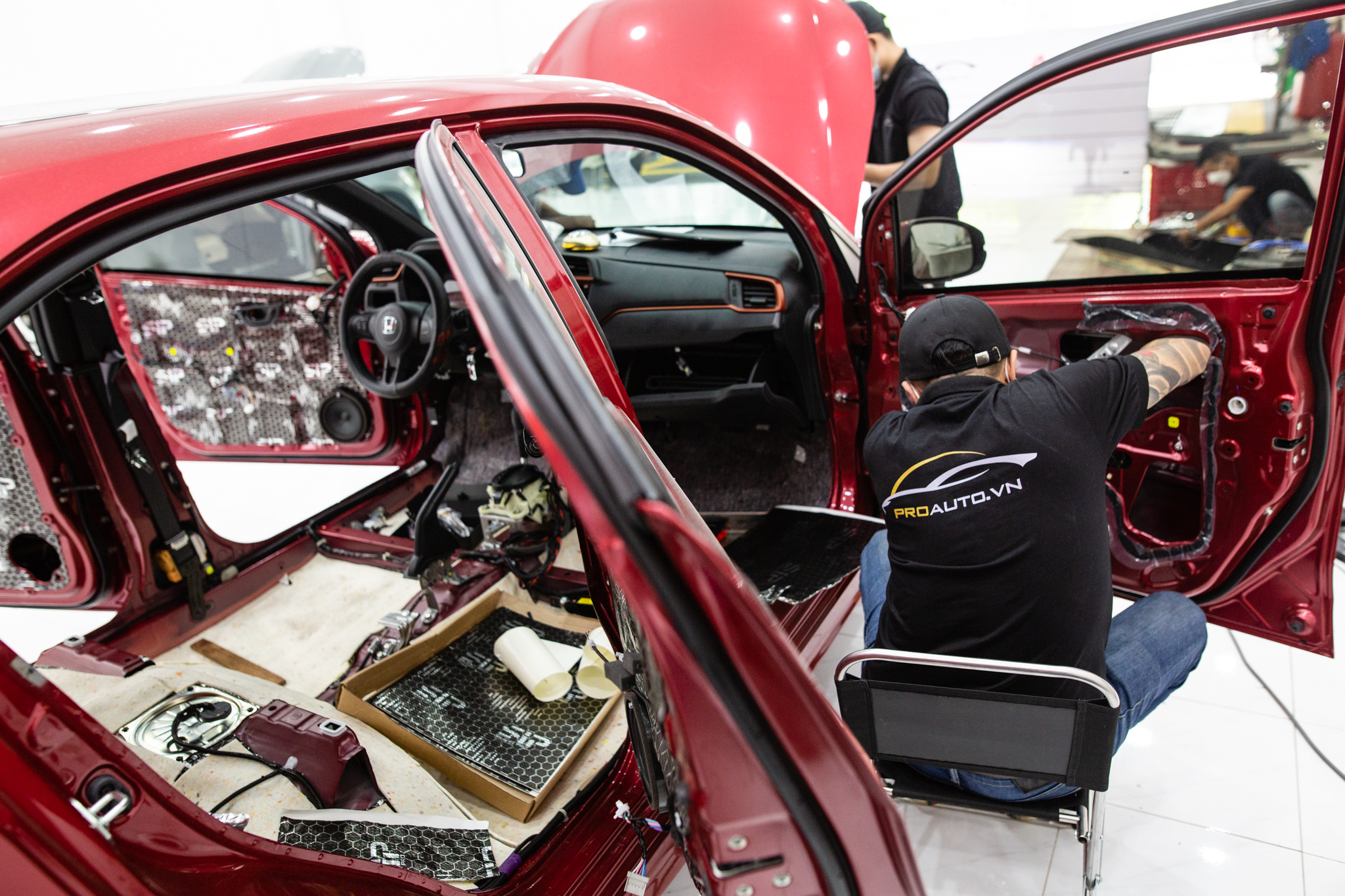 Thi công dán cách âm 4 cánh cửa cho xe tại Proauto.vn