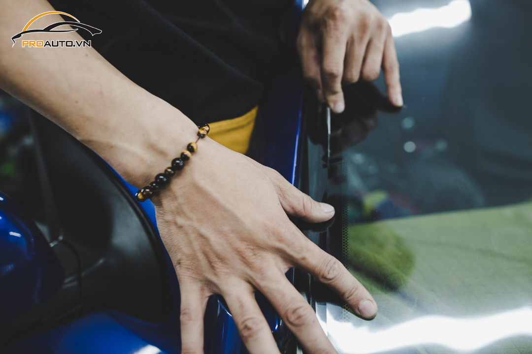 Dán các loại phim cách nhiệt ô tô uy tín tại Proauto.vn