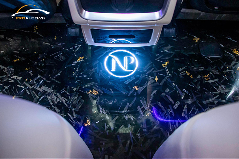 Lót sàn Carbon Kia Carnival bảo vệ bề mặt sàn không bị trầy xước, bám bụi bẩn