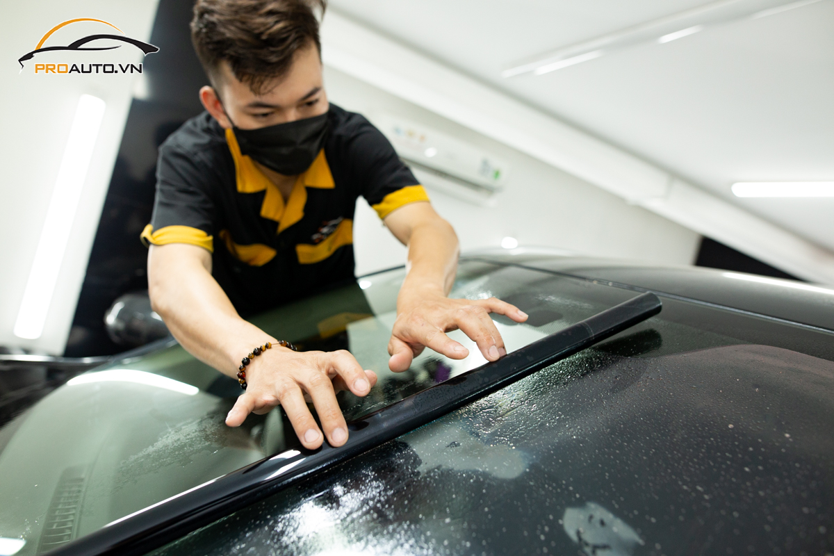 Thi công dán phim cách nhiệt ô tô chuyên nghiệp tại Proauto.vn