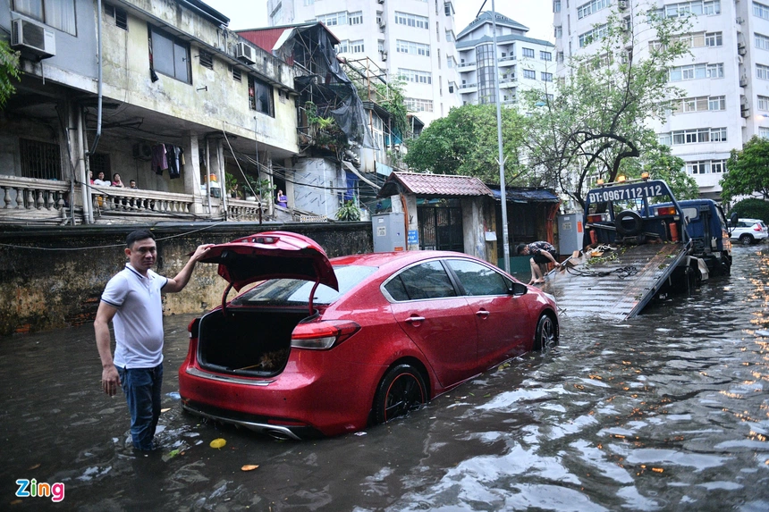 Nhiều lái xe không xác định được mức nước của vùng ngập hoặc cố tình đi vào vùng ngập nước sâu sẽ làm cho xe ôtô bị chết máy. Ảnh: Thạch Thảo.