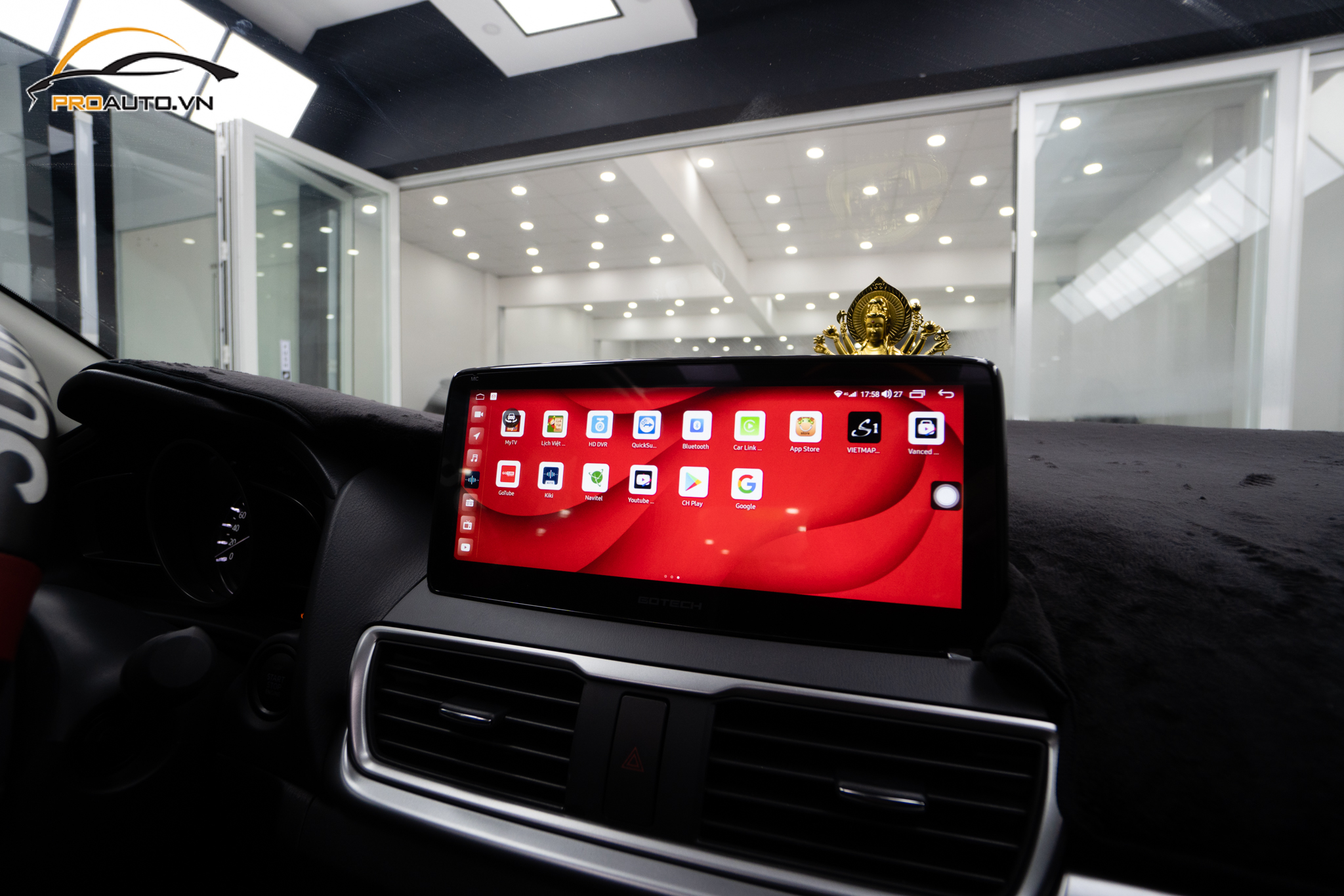 Màn hình phù hợp với nội thất của xe