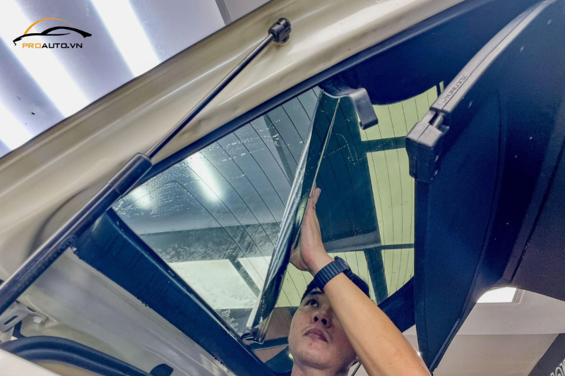 Quy trình dán phim cách nhiệt ô tô tại Đồng Nai