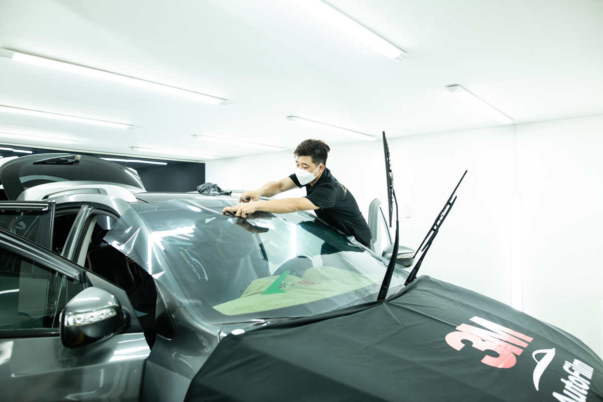 Quy trình dán phim cách nhiệt ô tô tại Hòa Bình