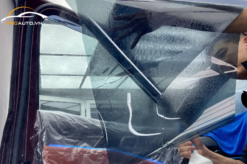 Quy trình dán phim cách nhiệt ô tô tại Ninh Bình