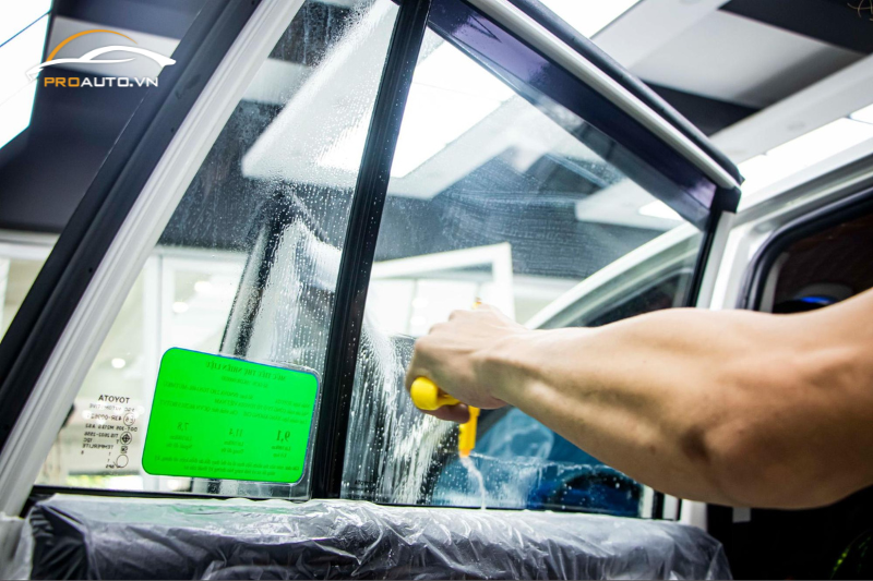 Quy trình dán phim cách nhiệt ô tô tại Thừa Thiên Huế