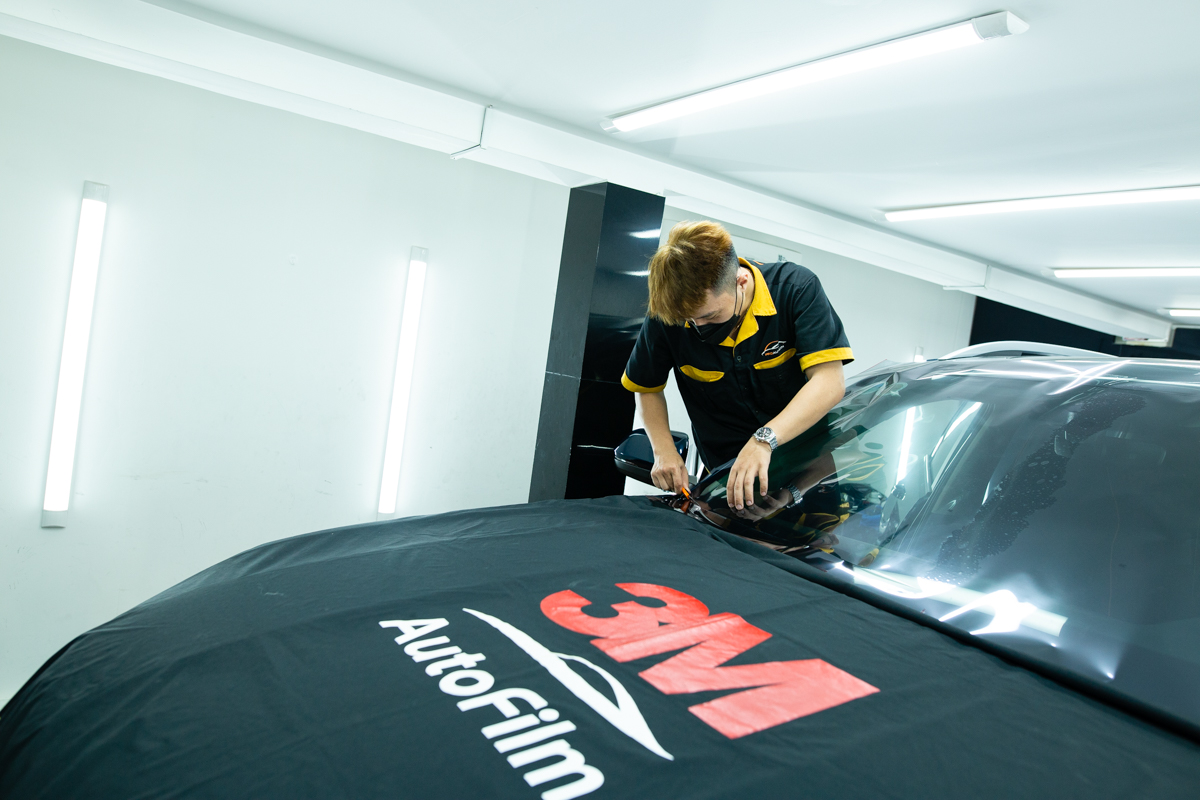 Dán phim cách nhiệt ô tô phần kính lái giúp lái xe an toàn hơn