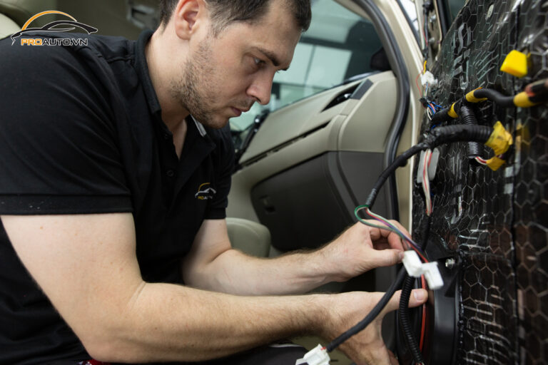 Lắp đặt loa Sub cho ô tô cùng chuyên gia nước ngoài